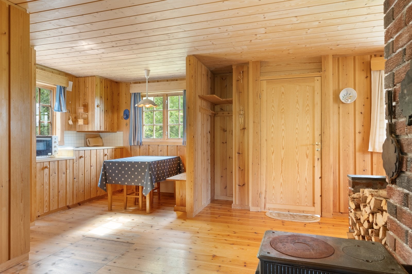 Enkelt kjøkken med plass for spisebord. Galleribilde