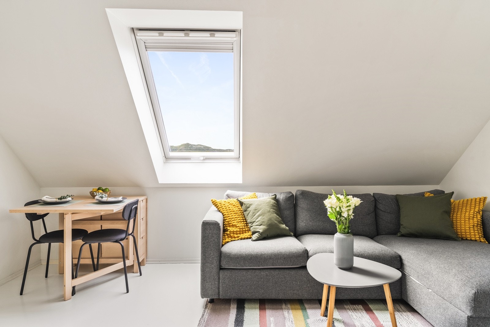 Her er det god plass til å innrede med både sofa- og spisegruppe. Galleribilde