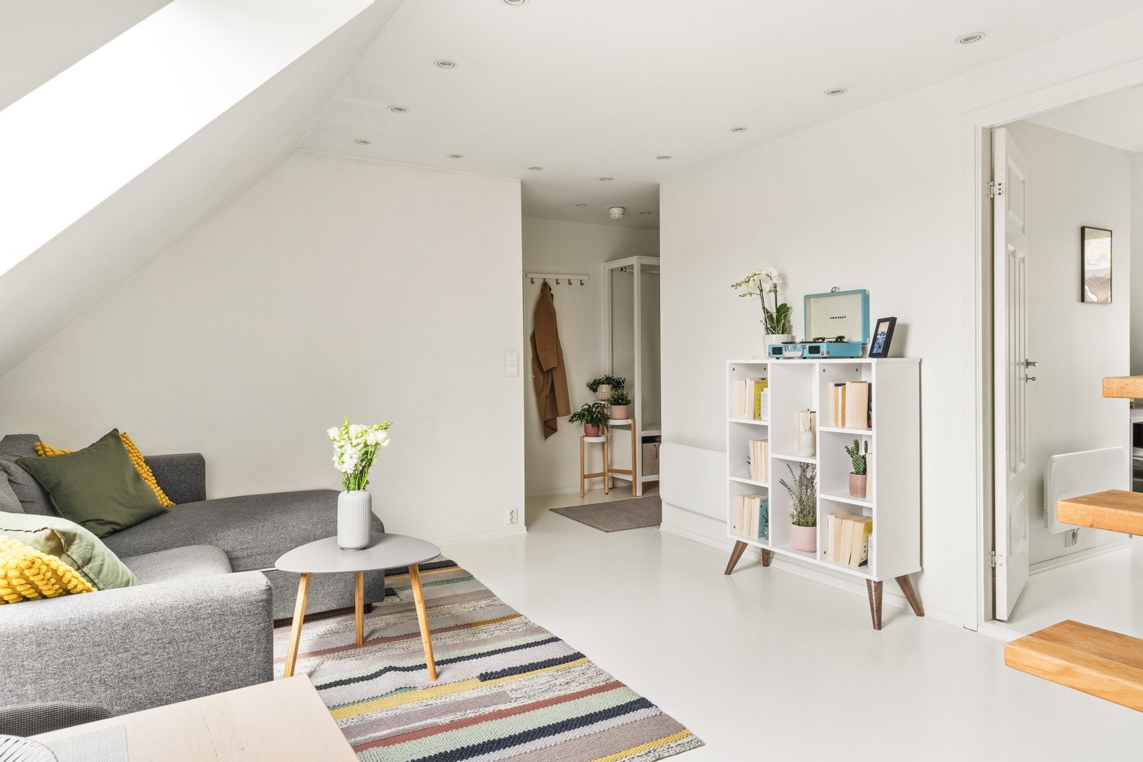 Gulvet er lagt med en flott parkett. Her bor du fint i byggets øverste etasje med god planløsning og fine, lyse soverom, kjøkken, bad og fantastisk. Galleribilde