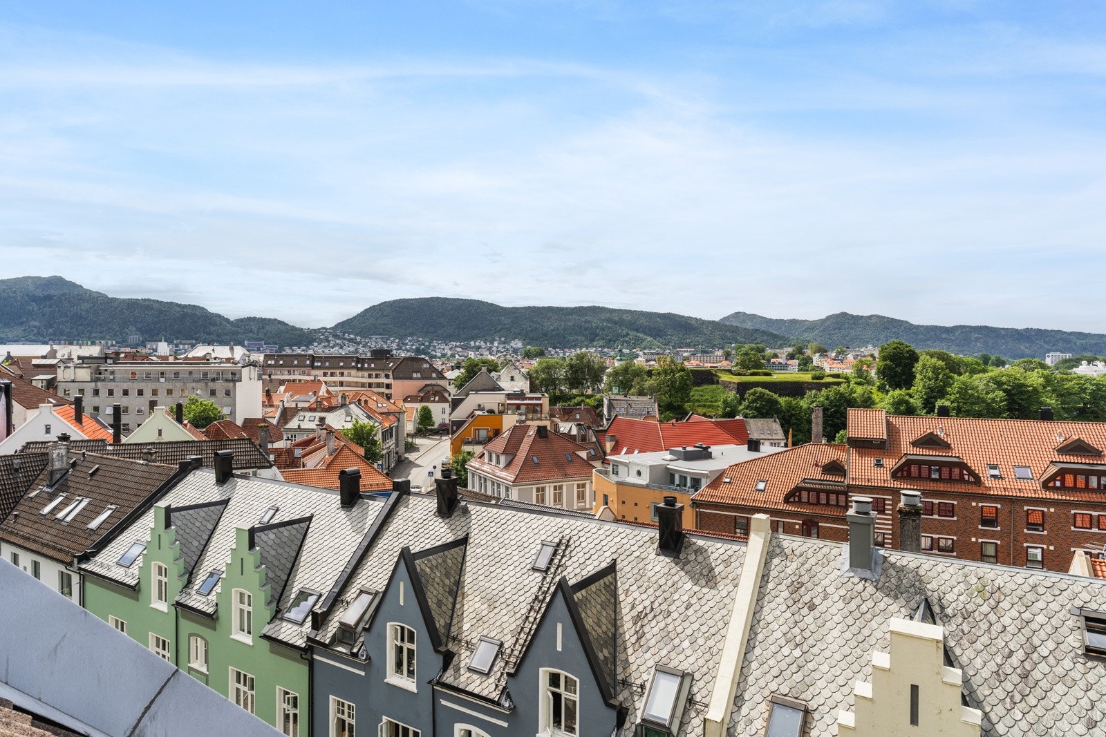 Fra loftsetasjen har du utrolig utsikt over hele Sandviken og Byfjorden. Galleribilde