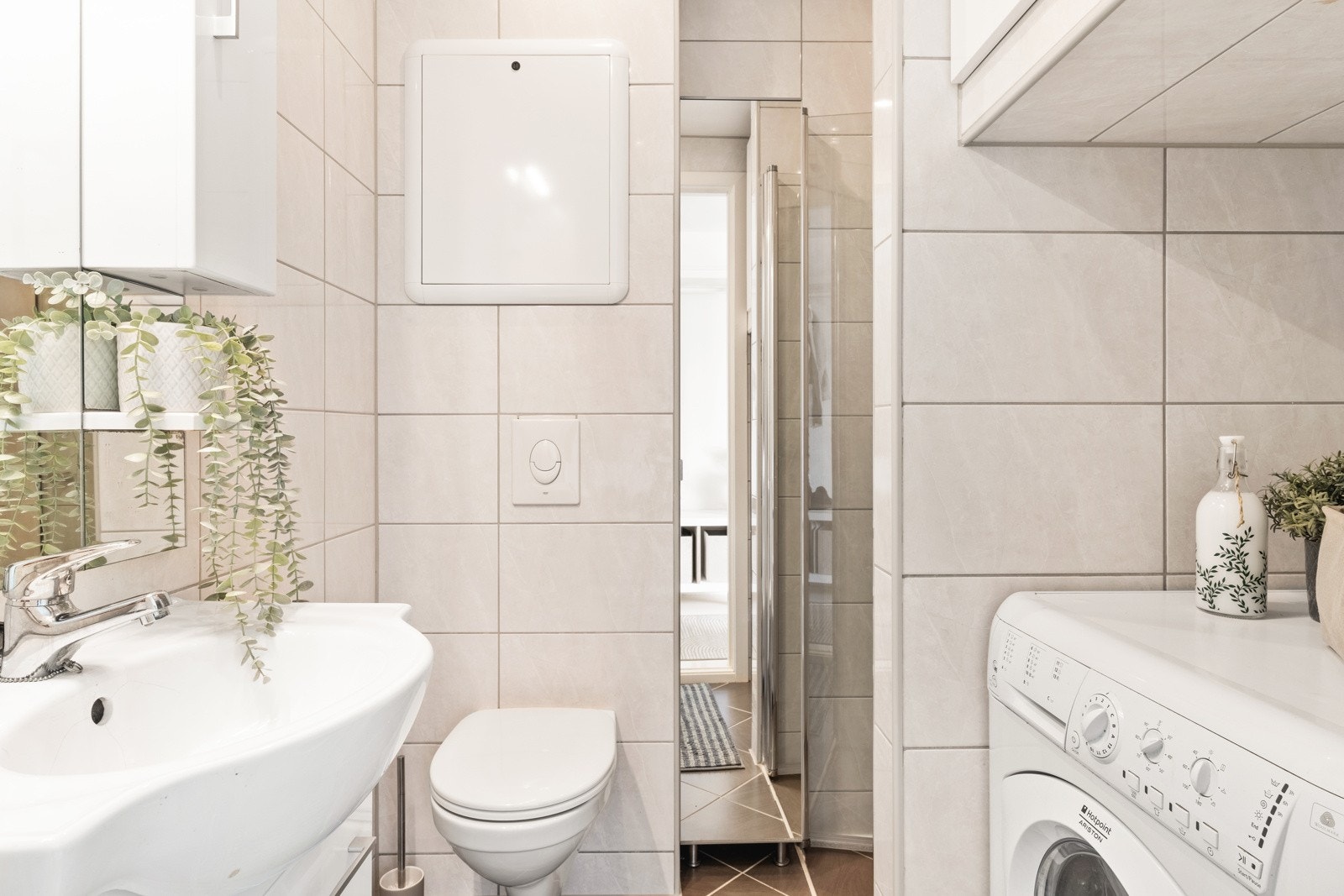 Badet er helfliset og har en slett malt himling med innfelte downlights i himling og varmekabler i gulv. Galleribilde