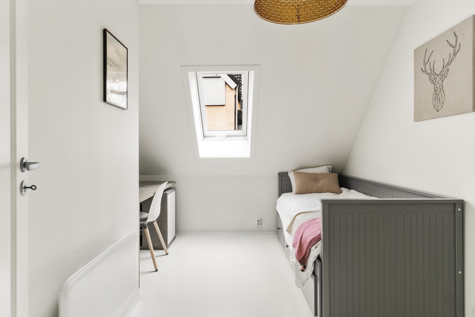 Her er det god plass til å innrede med både dobbeltseng, garderobeskap og pult! Galleribilde