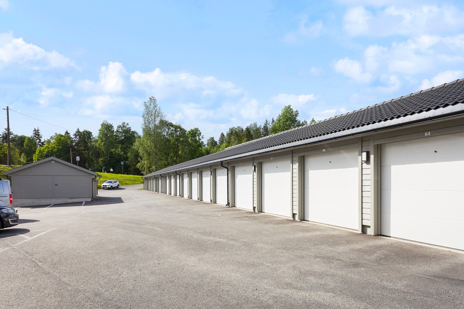 En garasjeplass i felles garasjerekke medfølger. Galleribilde