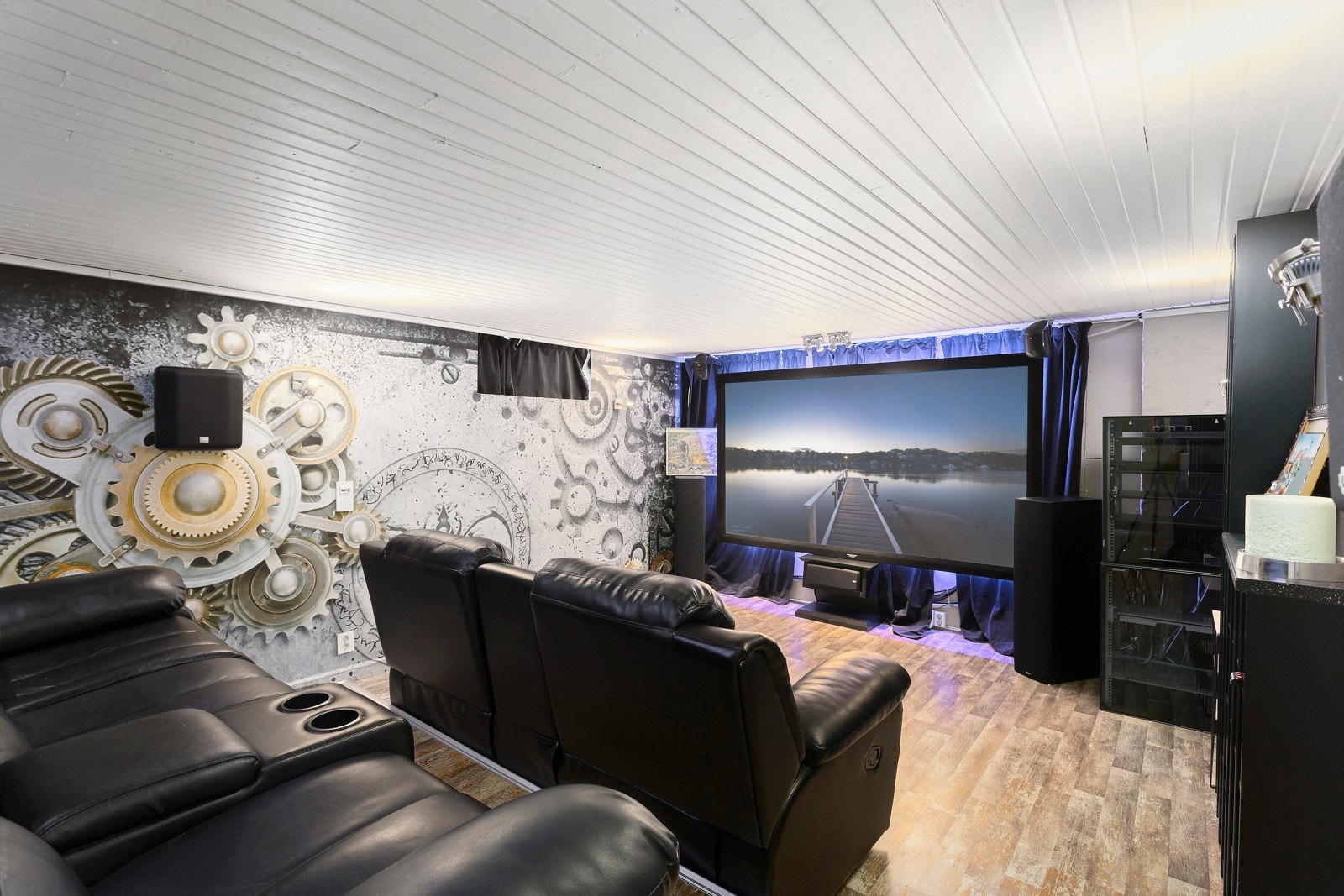 Opplev en helt fantastisk film i hjemmekinoen! Her kan man invitere til hyggelige filmkvelder sammen med familie og venner. Det er også behagelig gulvvarme i kinorommet. Galleribilde