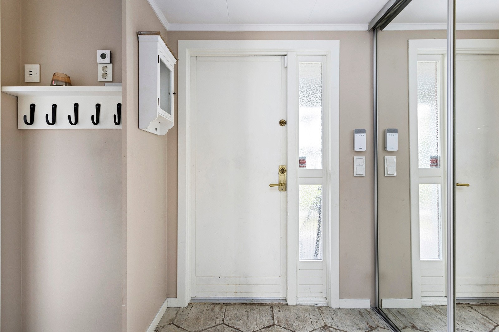 Velkommen inn! Det første som møter deg er en hyggelig og lys entre. Her er det en romslige skyvedørsgarderobe med speil som byr på rikelig med oppbevaringsplass av sko og yttertøy. Galleribilde