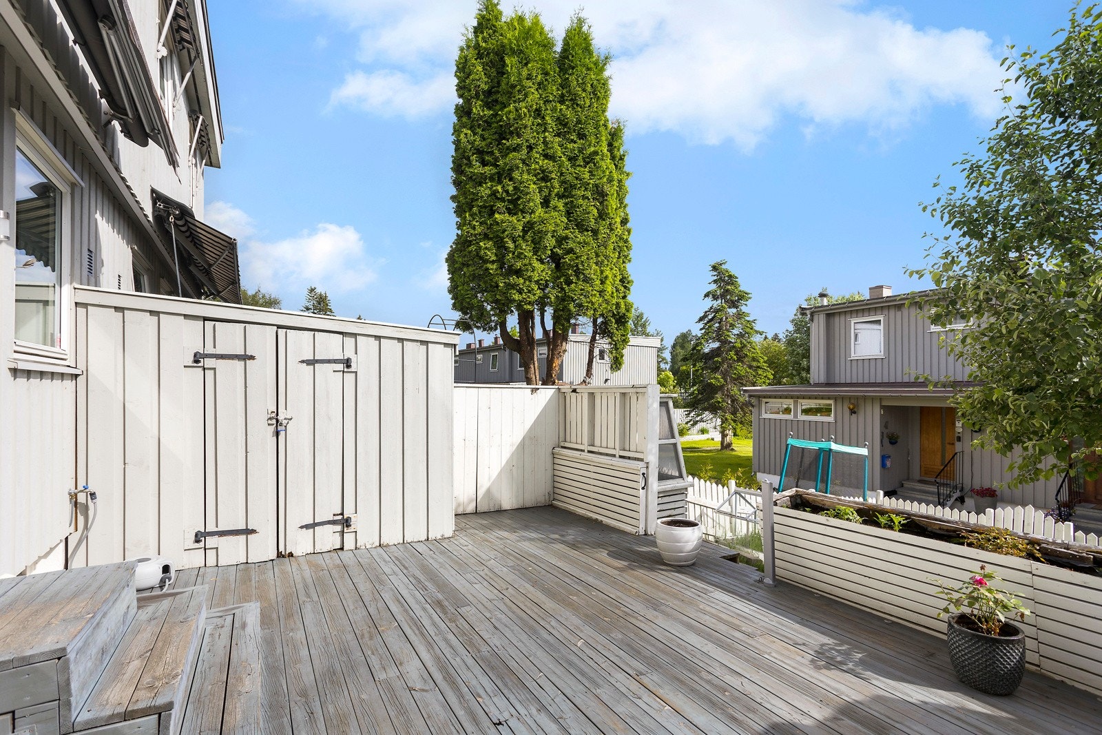 På varme sommerdager blir naturlig å åpne opp terrassedøren. Fra 1. etasje er det utgang fra stue til en sørvendt terrasse på 26 m2. Her har du god plass til en sittegruppe, elektrisk grill og dekorativ beplantning. Galleribilde