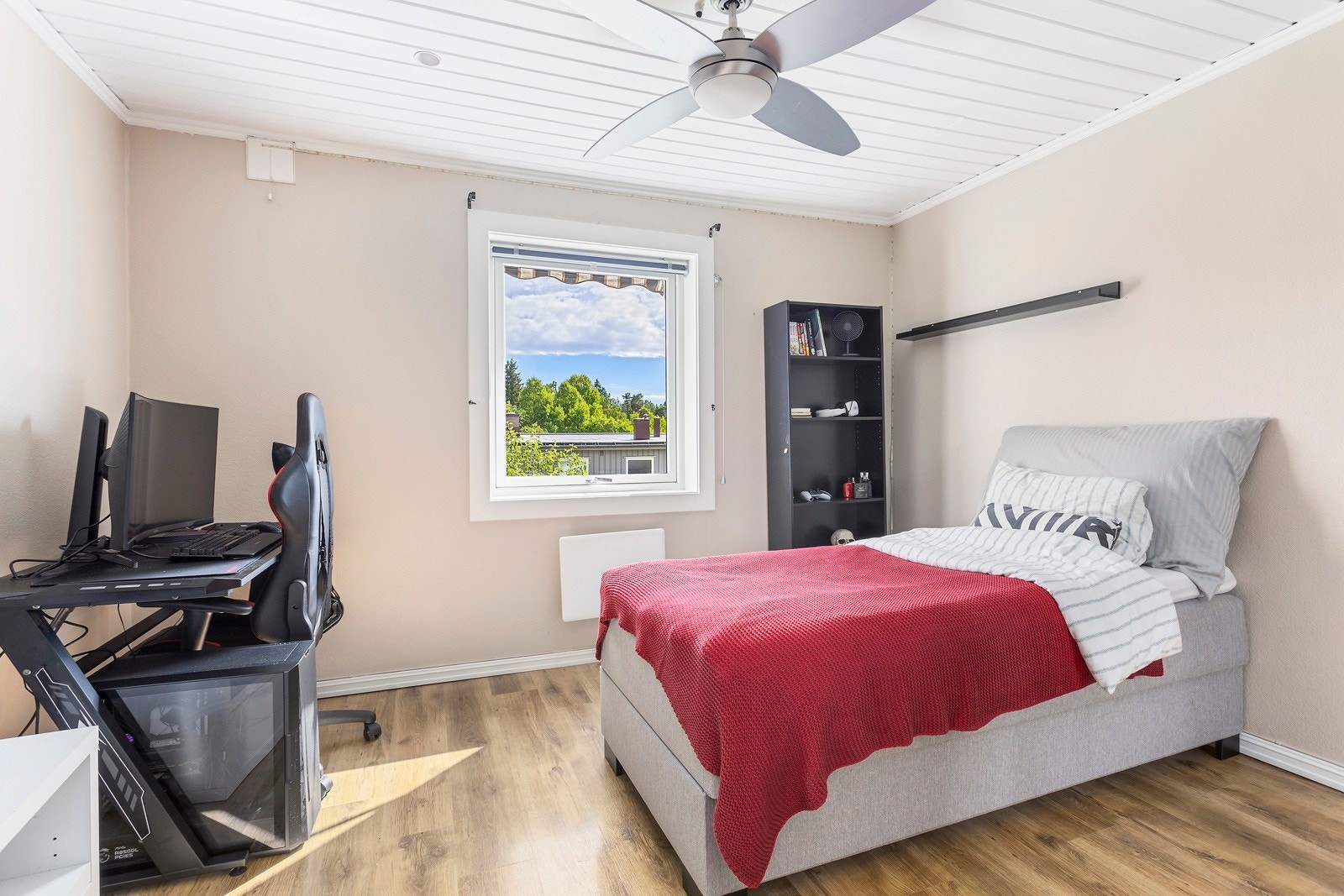 Soverommene består av tidsriktige farger. Vinduene slipper rikelig inn med naturlig lys og skaper en luftig atmosfære. Galleribilde