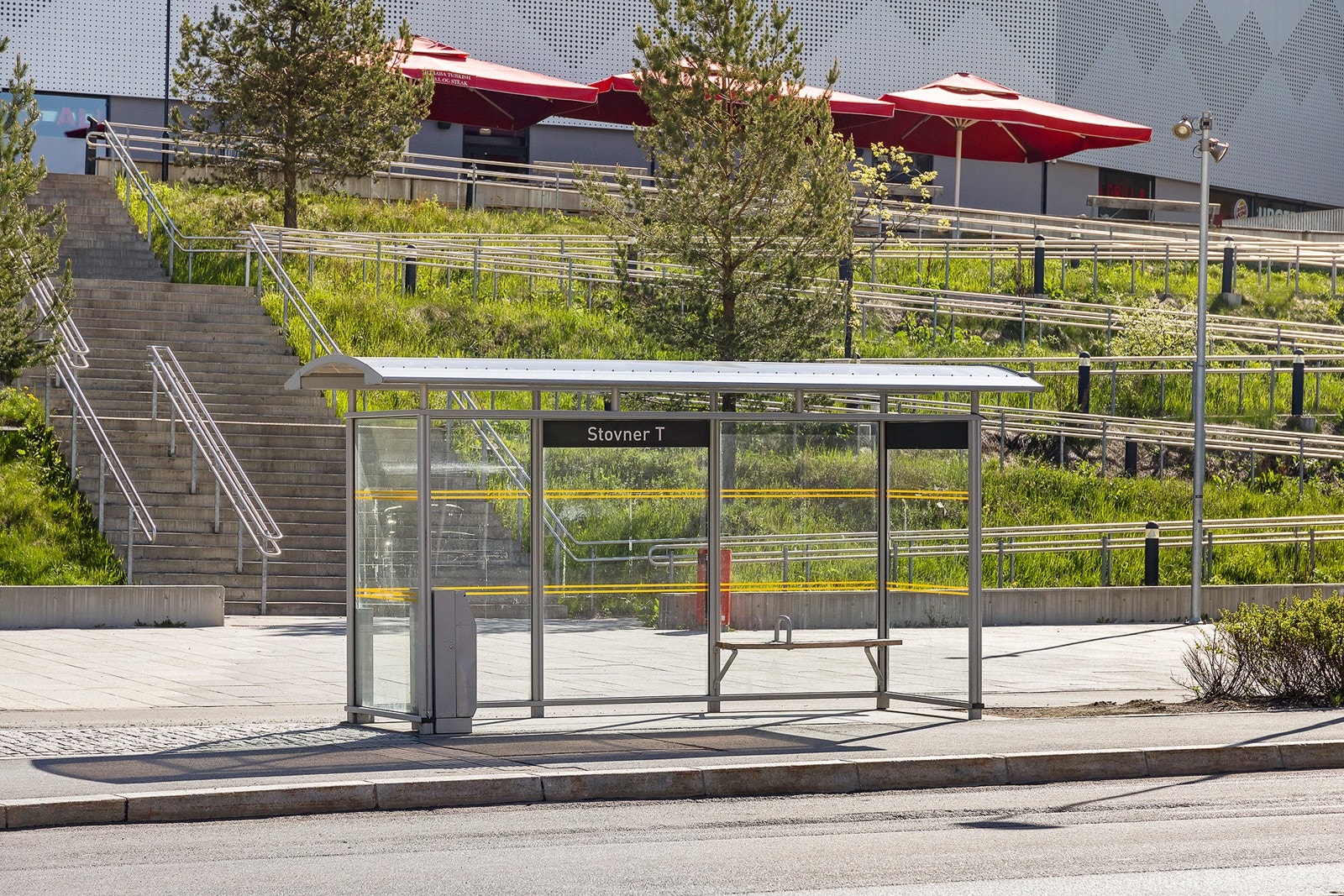 I tillegg til T-banen er det gode bussforbindelser fra Stovner, med linje 64 og 65 til Furuset samt 67 til Galgeberg. Galleribilde
