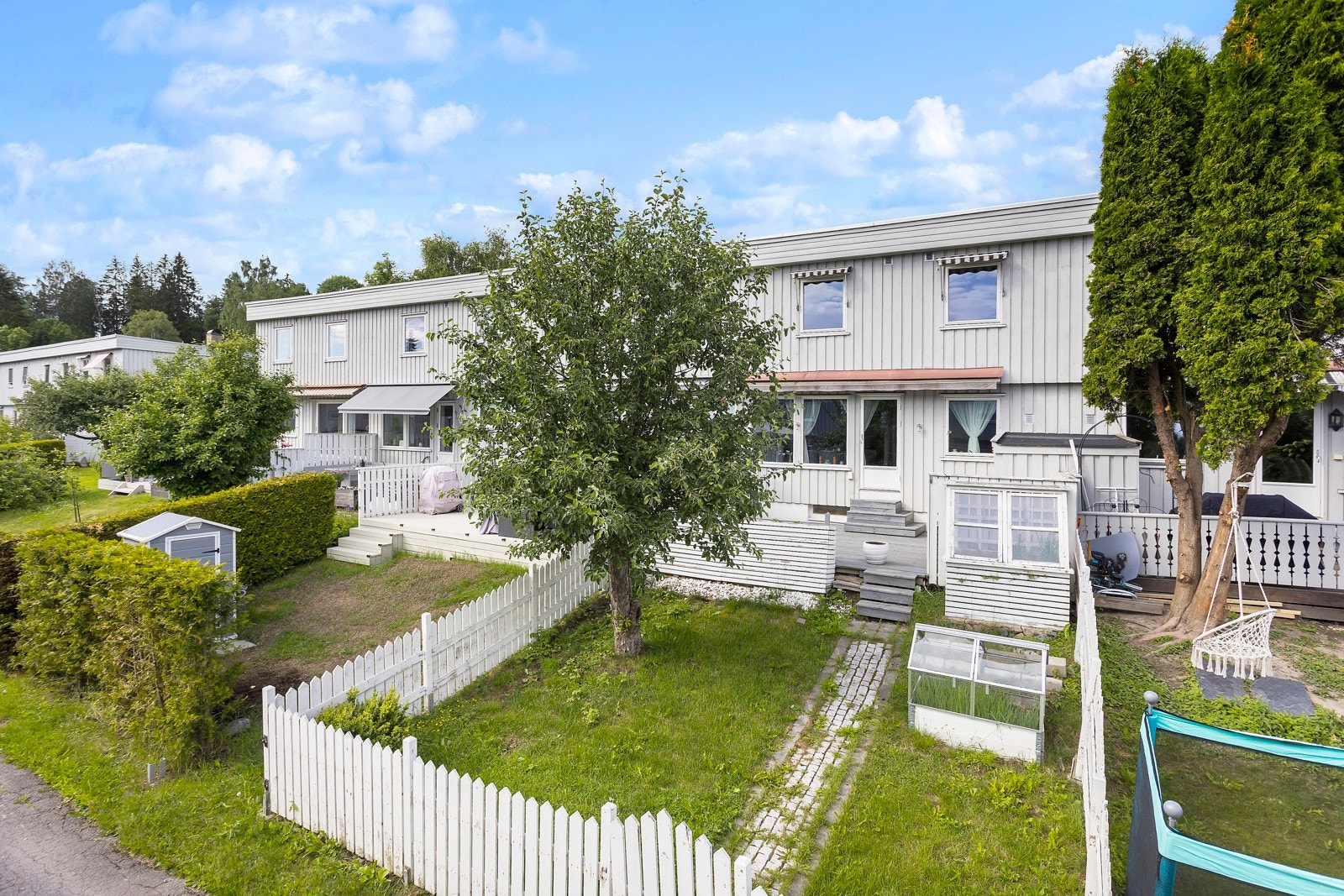 Ali Hashmi og Alicha Viste v/EIE Eiendomsmegling har gleden av å presentere Stovnerbakken 69 - et stort rekkehus over tre plan med familievennlig planløsning! Galleribilde