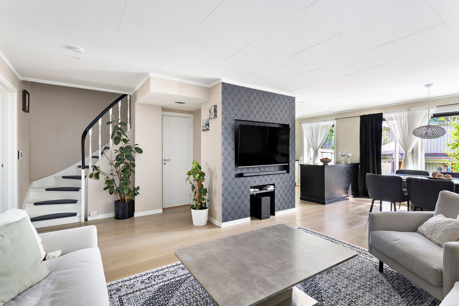 Stuen har naturlige soner for møblering, her har man god plass til tv- og sofamøblement, samt. egen sone for spisestuemøblemet. TV-veggen gir et moderne preg. Galleribilde