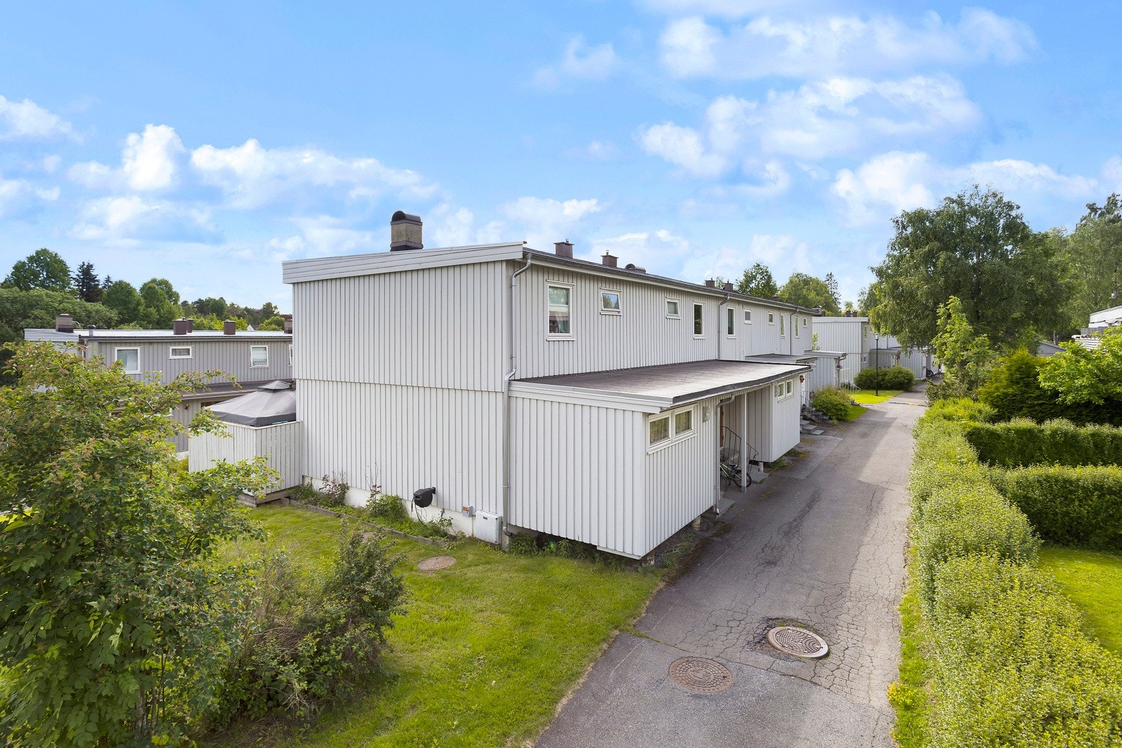 Utvendig fasadebilde av rekkehusene. Borettslaget består av 192 andeler. Galleribilde