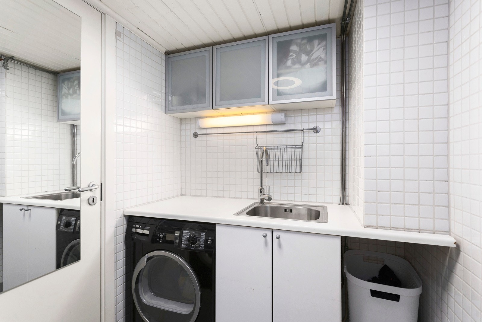 Vakserommet er perfekt for å håndtere klesvasken! Her det opplegg, og god plass til vaskemaskin. Galleribilde