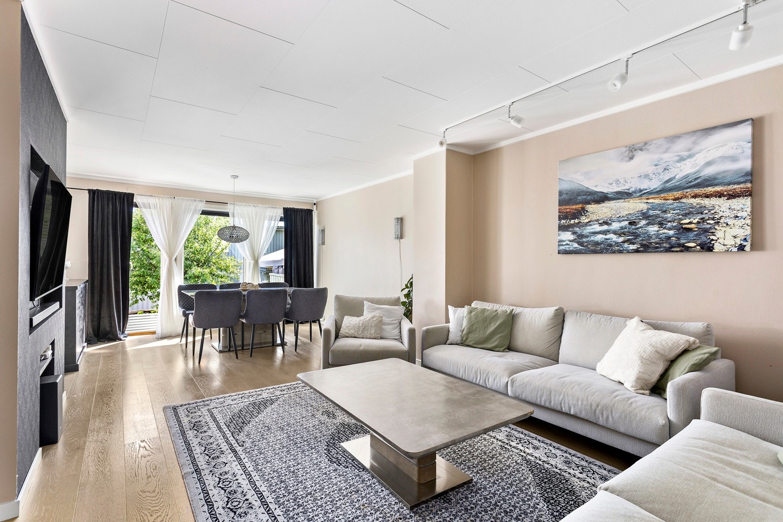 Gulvet er belagt med parkett, mens veggene er malt i en nøytral og tidsriktig farge som gir et moderne preg. Galleribilde