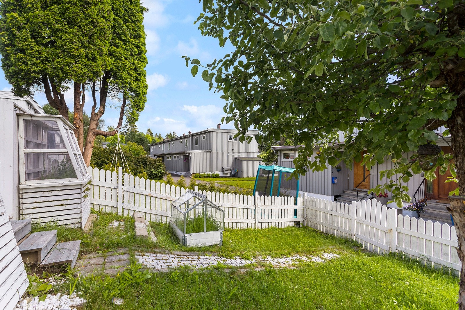 Uteområdet er et levende uterom som man kan friske opp med grønne planter, blomster, spiselig bær, grønnsaker, osv. Her får du en harmonisk og innbydende atmosfære. Har man grønne fingre gir uteområdet muligheten til å høste friske ingredienser. Galleribilde