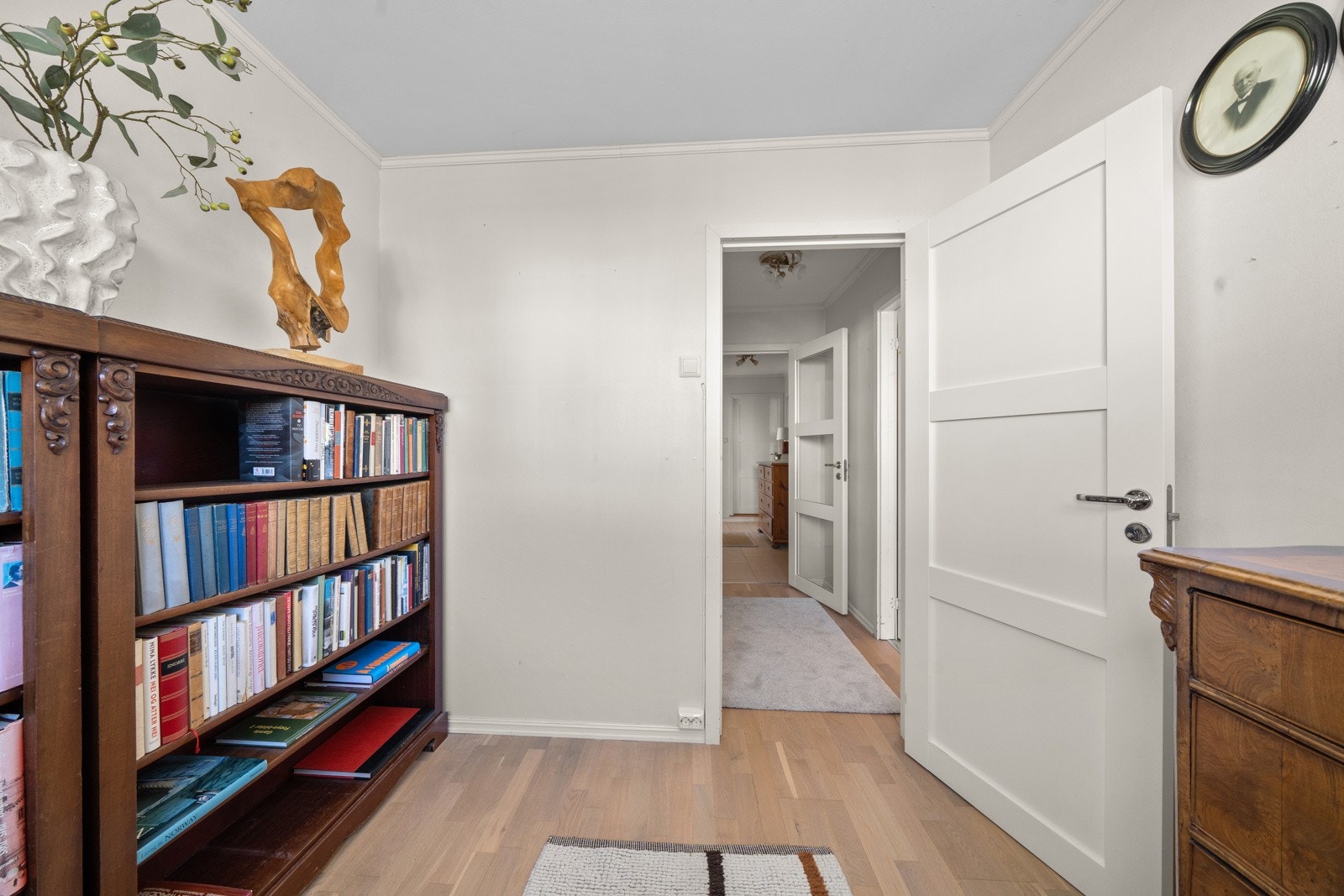 Passer ypperlig som hjemmekontor eller bibliotek, slik tidligere eier har valgt å bruke det Galleribilde