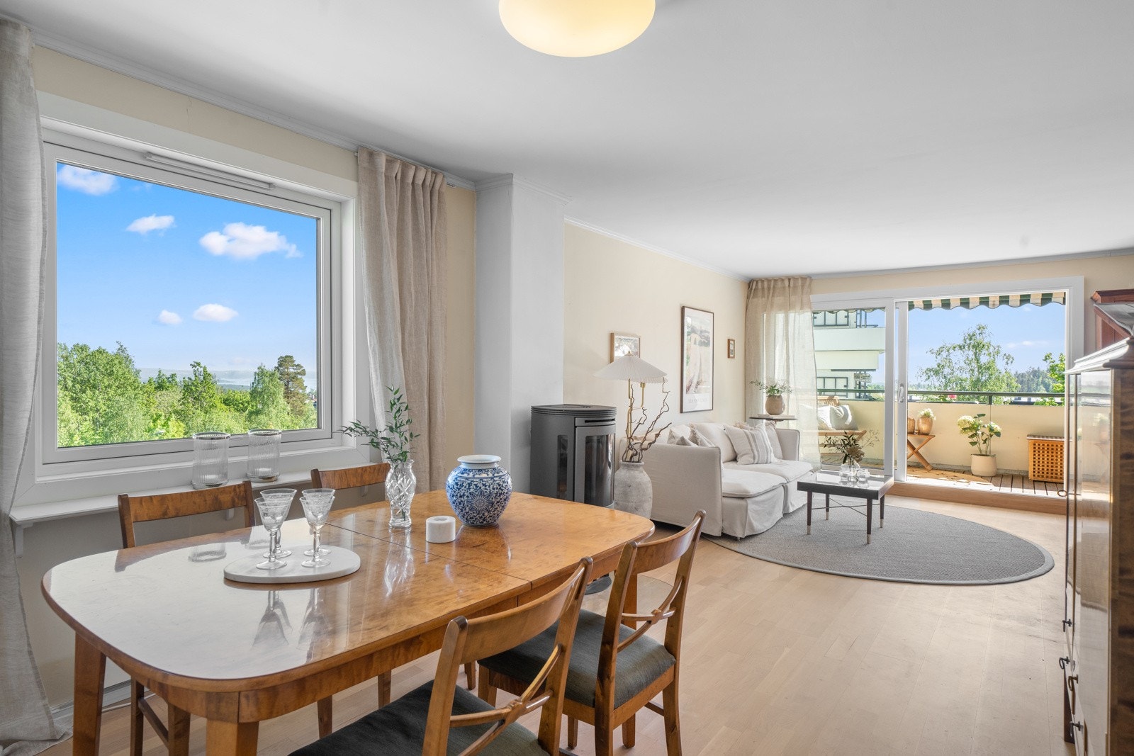 Store vindusflater som slipper inn rikelig med lys Galleribilde
