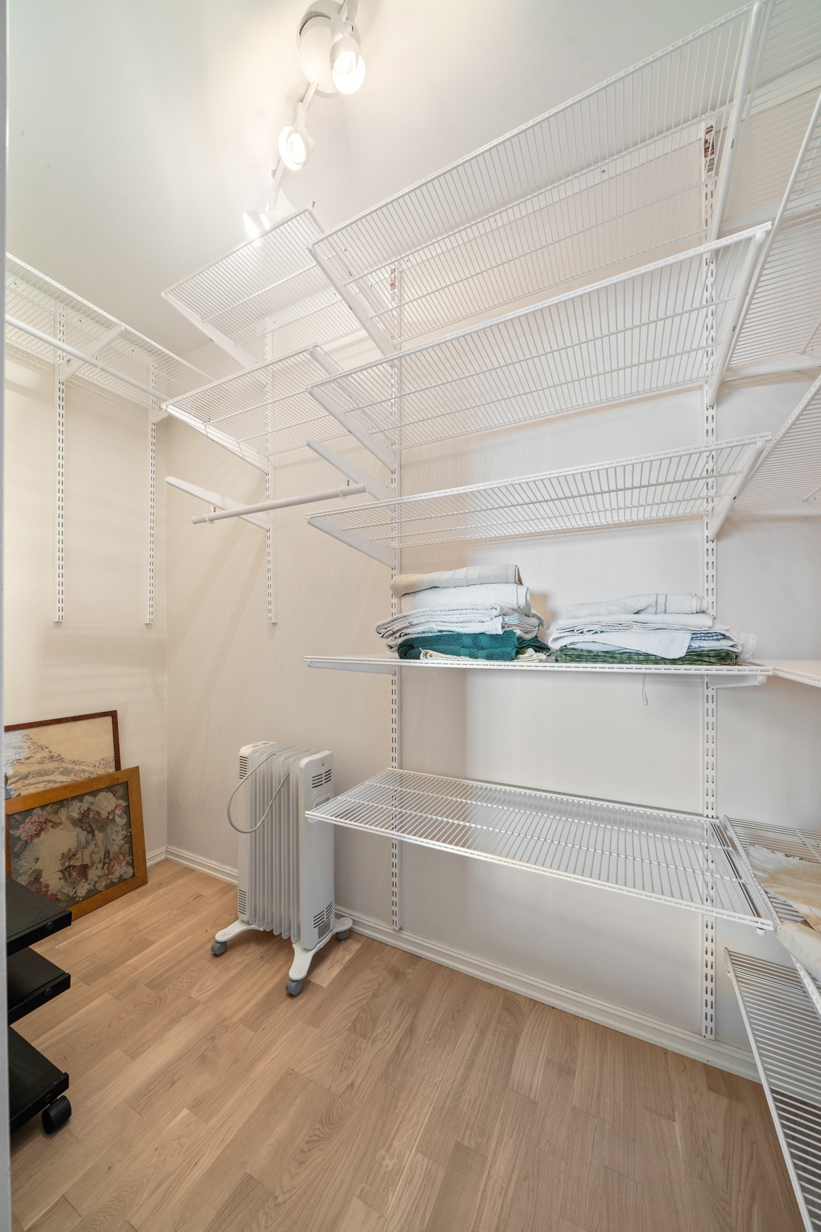 Romslig walk-in som har god plass til oppbevaring av klær og lagring Galleribilde