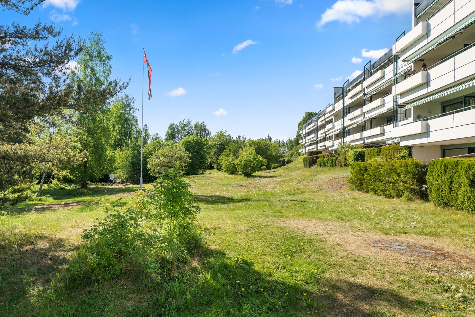 Boligen ligger i solrike og grønne omgivelser på Østerås Galleribilde