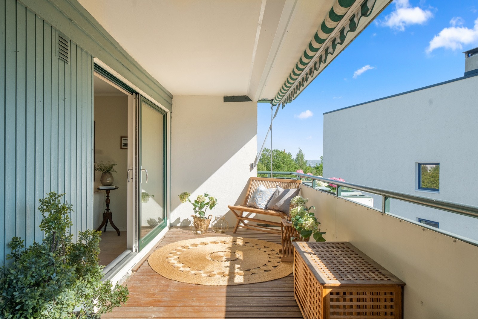 Balkongen er perfekt for å nyte fine sommerdager samt invitere til hyggelig selskap Galleribilde