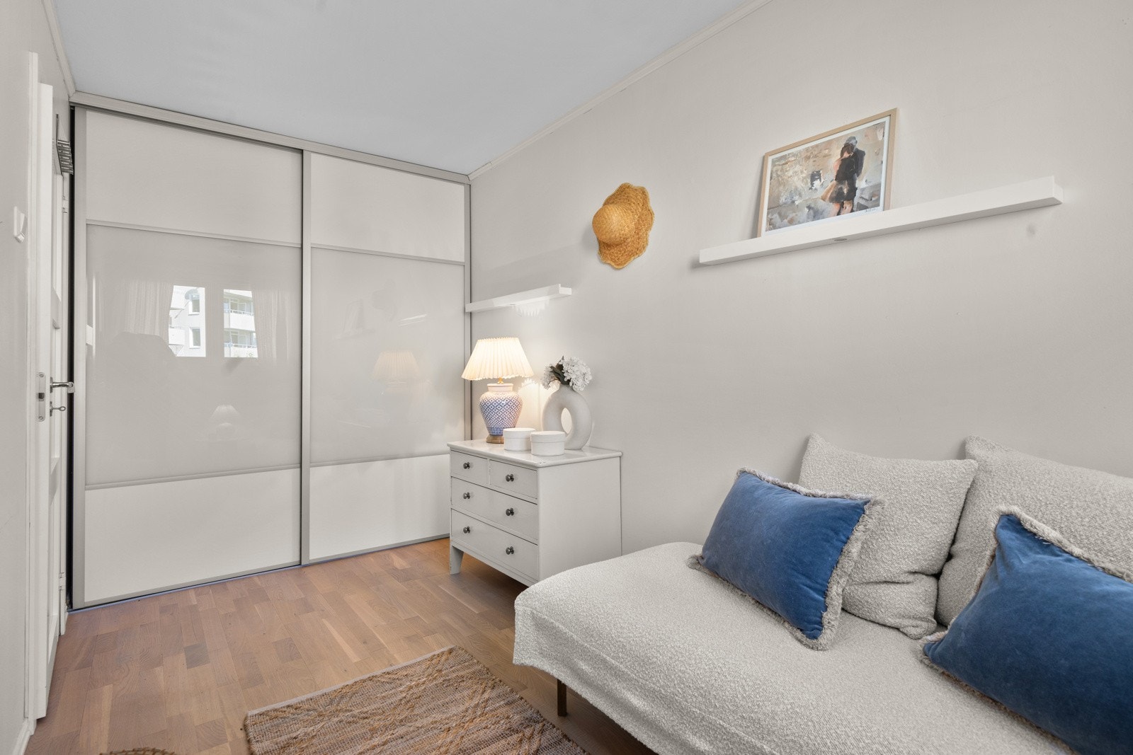 Det er også rikelig med oppbevaringsmuligheter, som garderobeskap og kommoder Galleribilde