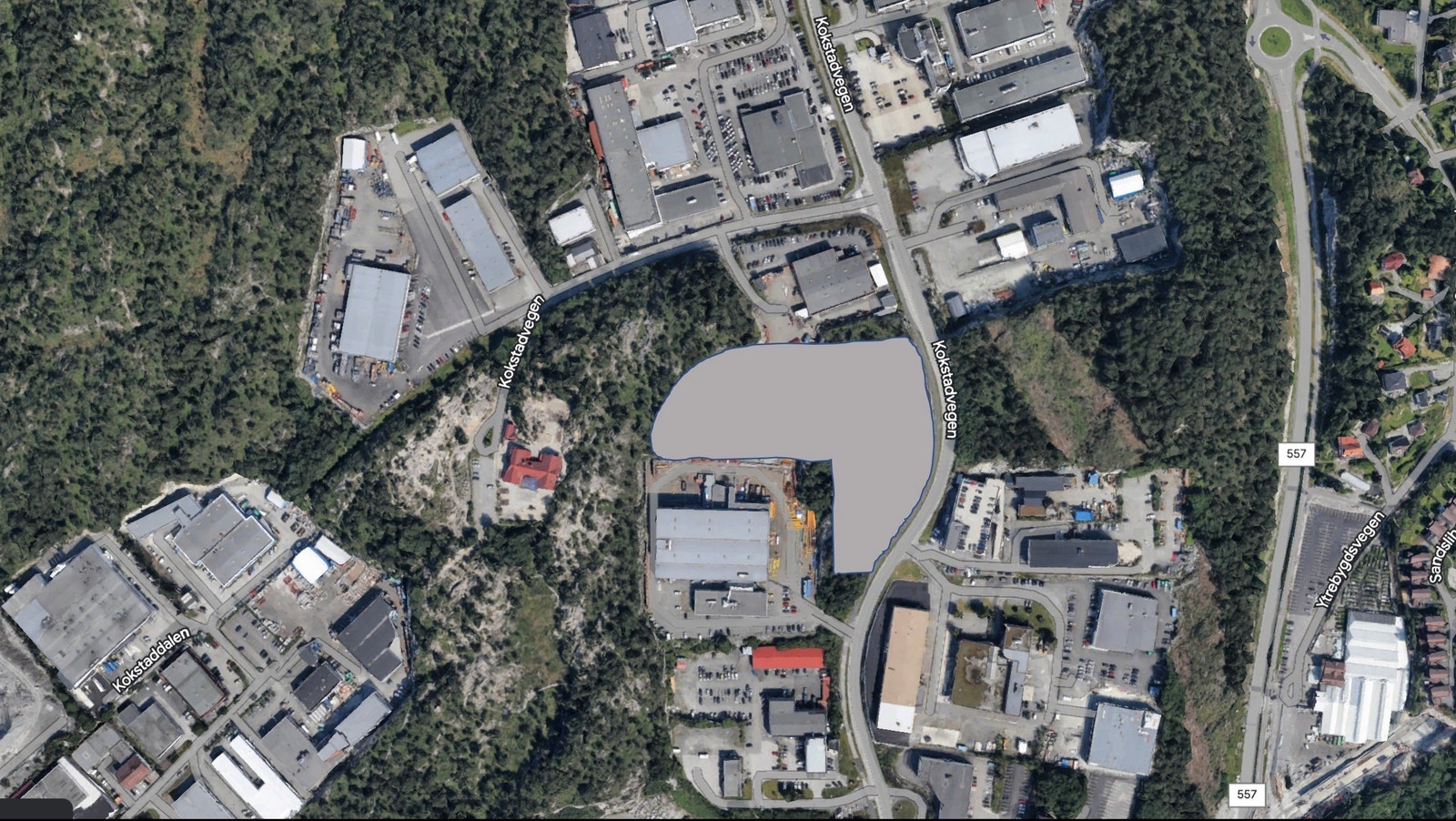 Tomten ligger meget synlig langs Kokstadveien på en forhøyning. Galleribilde