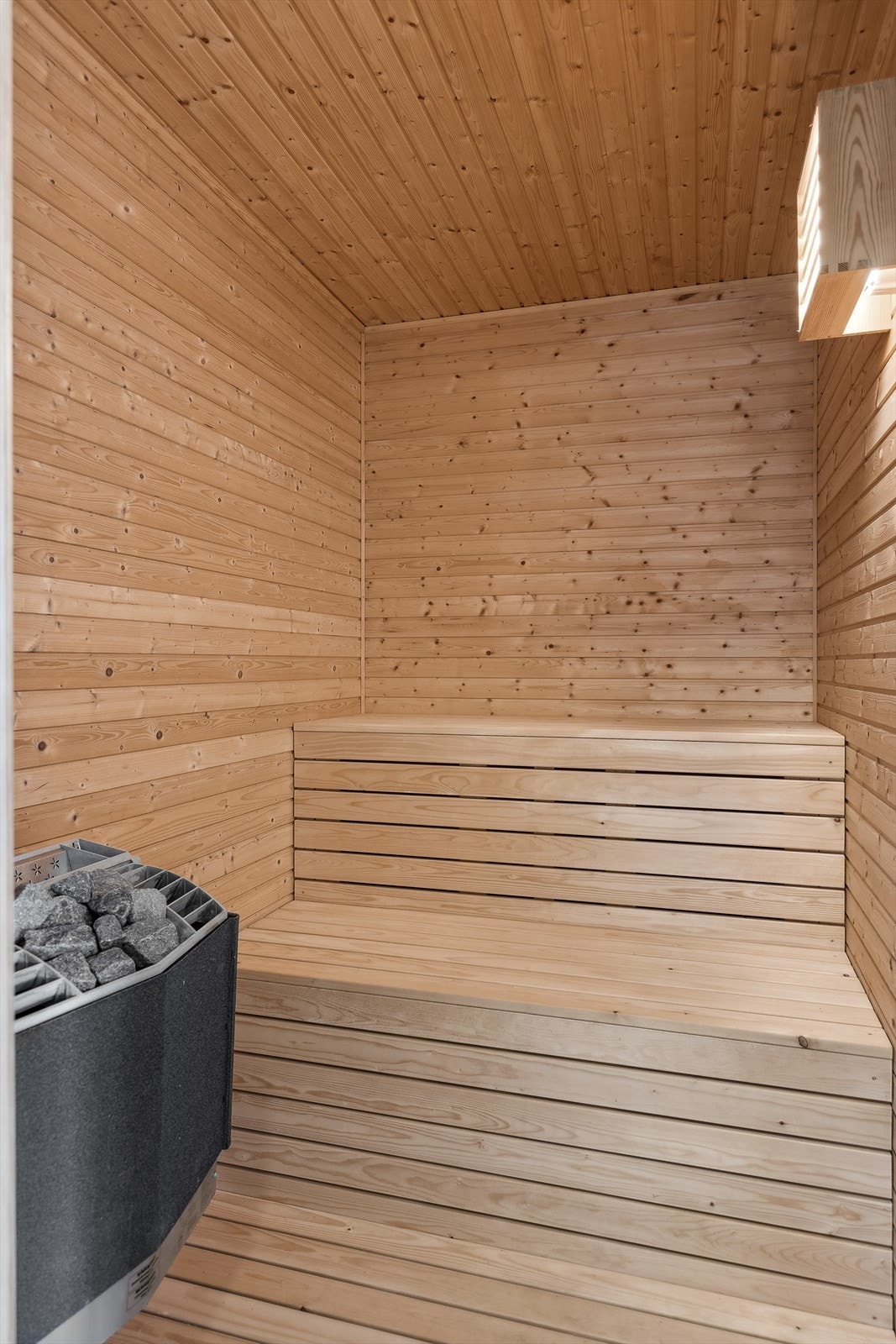 Sauna har elektrisk ovn og trepanel. Galleribilde
