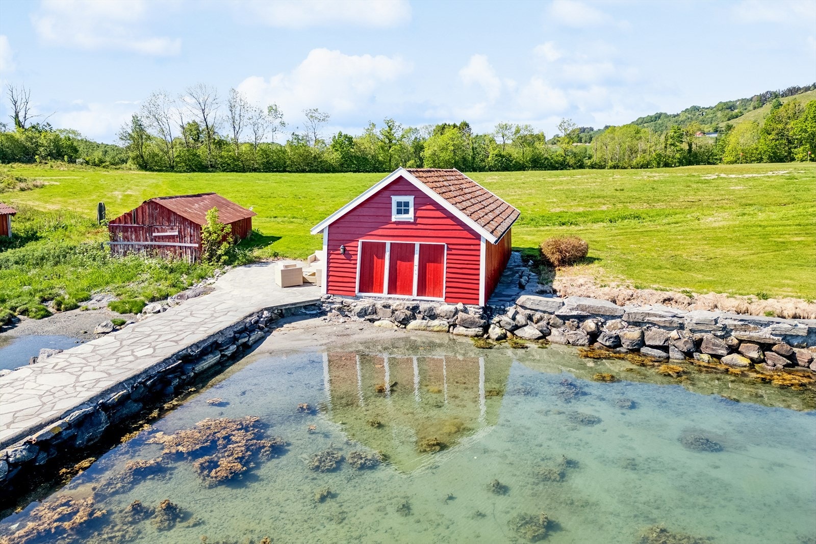 Tilhørende naust (nærmest bolig). Galleribilde