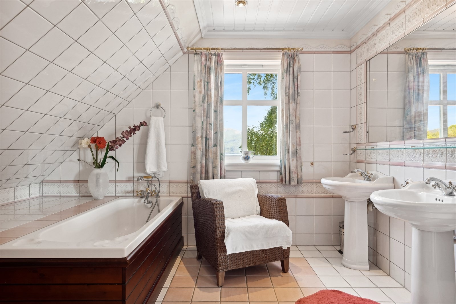 Helfliset bad med innbygget dusjnisje, gulvstående toalett, innkasset badekar og to stk gulvstående servant. Varme i gulv. Balansert ventilasjon. Galleribilde