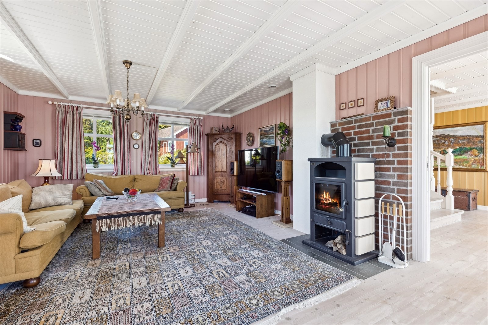 Store vindusflater som lar dagslyset flyte fritt. Galleribilde