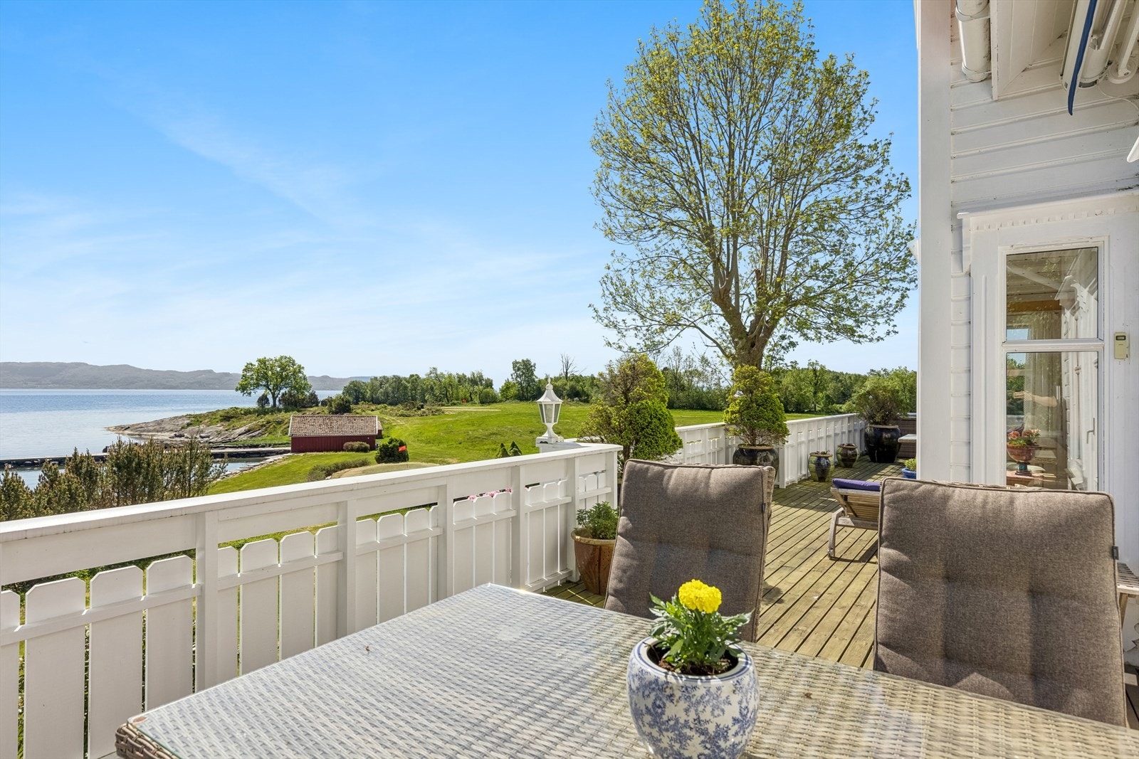 Utgang til herlig terrasse. Her kan du invitere gjester, familie og venner - Nyte livet utendørs. Galleribilde