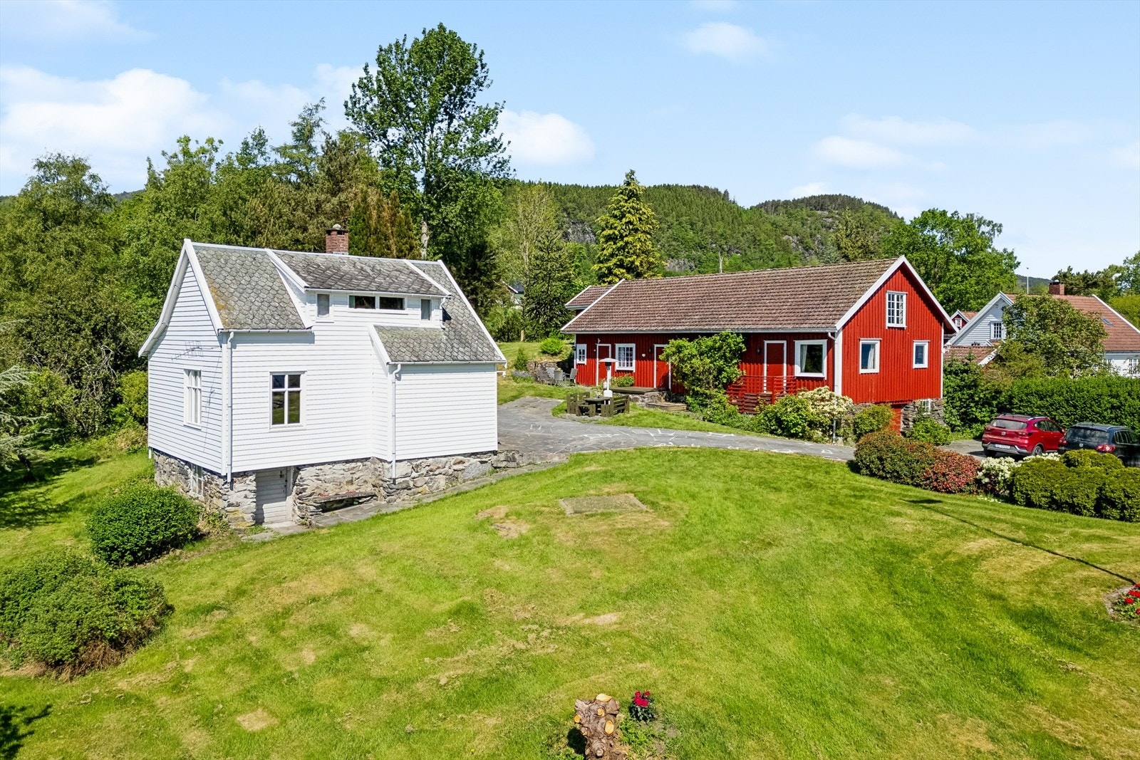 Dette er en innholdsrik strandeiendom, meget landlig og idylliske beliggende, bestående av våningshus/hovedbolig, dobbel garasje, våningshus, løe innredet med to stk leiligheter og naust. Galleribilde