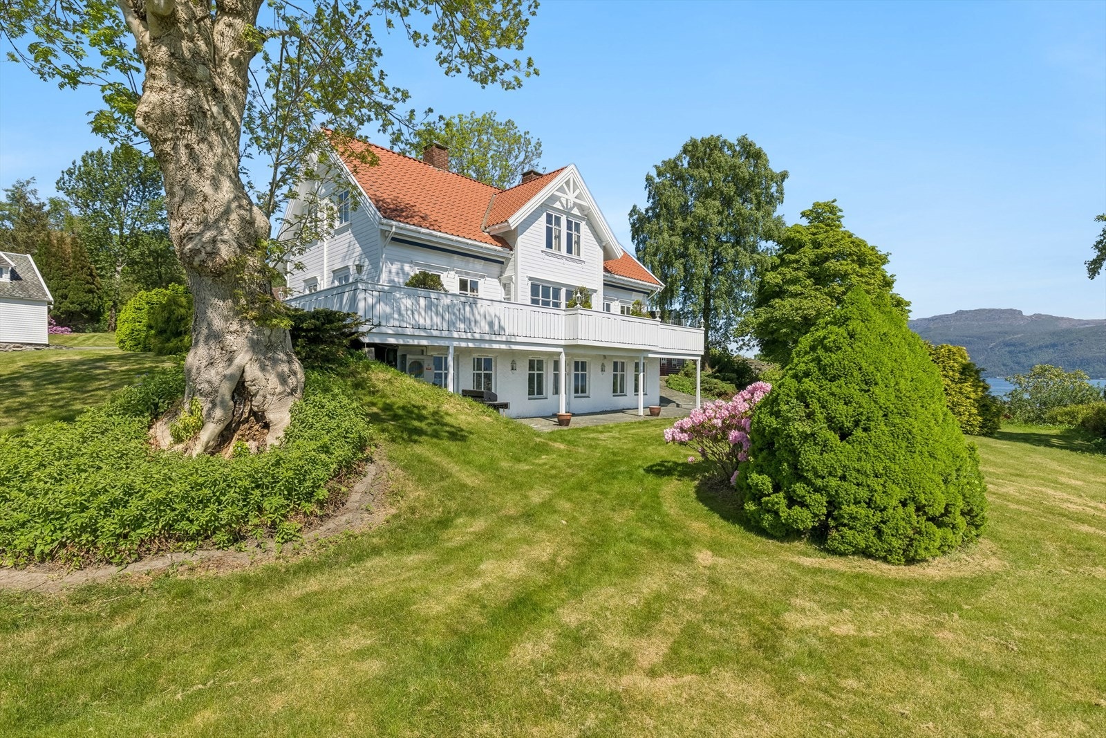 Deilig og solrik hage, god boltreplass for både store og små. Her finner man mange hyggelige uteplasser hvor en kan sitte lunt, usjenert og nyte flotte dager og solnedganger. Hagen er perfekt for lek. God plass til det meste en skulle ønske av aktiviteter Galleribilde