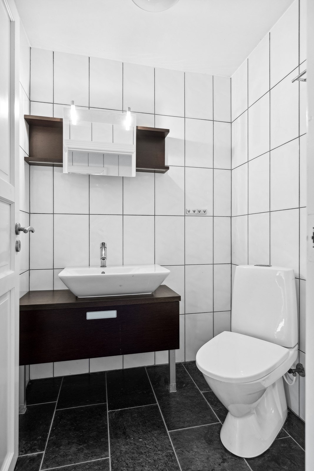 Toalettrom med vask og wc. Galleribilde