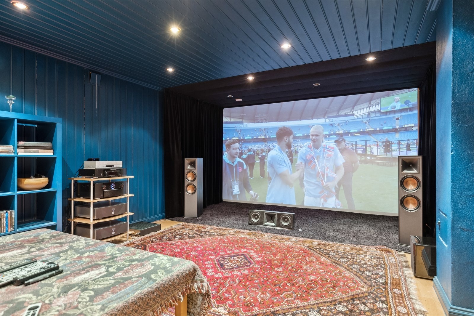 Underetasjen har stue/kino - En ekstra stue som benyttes som kinosal kan gi ytterligere spillerom og privatliv for alle i familien. Galleribilde