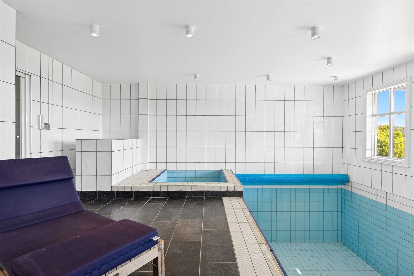 Spa og basseng inkl. teknisk rom - Basseng med dusj, sauna, toalett og teknisk rom. Det anmerkes at basseng mangler fallsikring eller tilstrekkelig låsing av avdelingen når denne ikke er i bruk, dette bør ordnes. Galleribilde