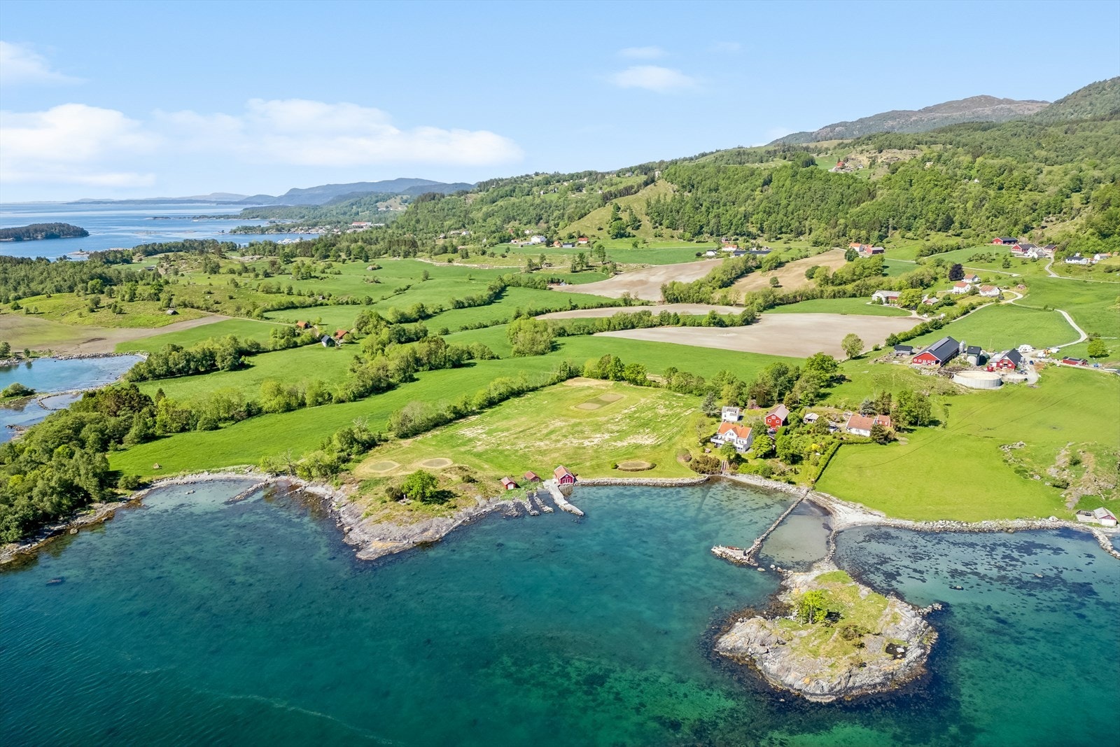 Nedstrand er en yndet ferieplass og kan tilby mange kjekke attraksjoner som Høyt og Lavt, Nedstrand Klatrepark og Tveit Gard. Galleribilde