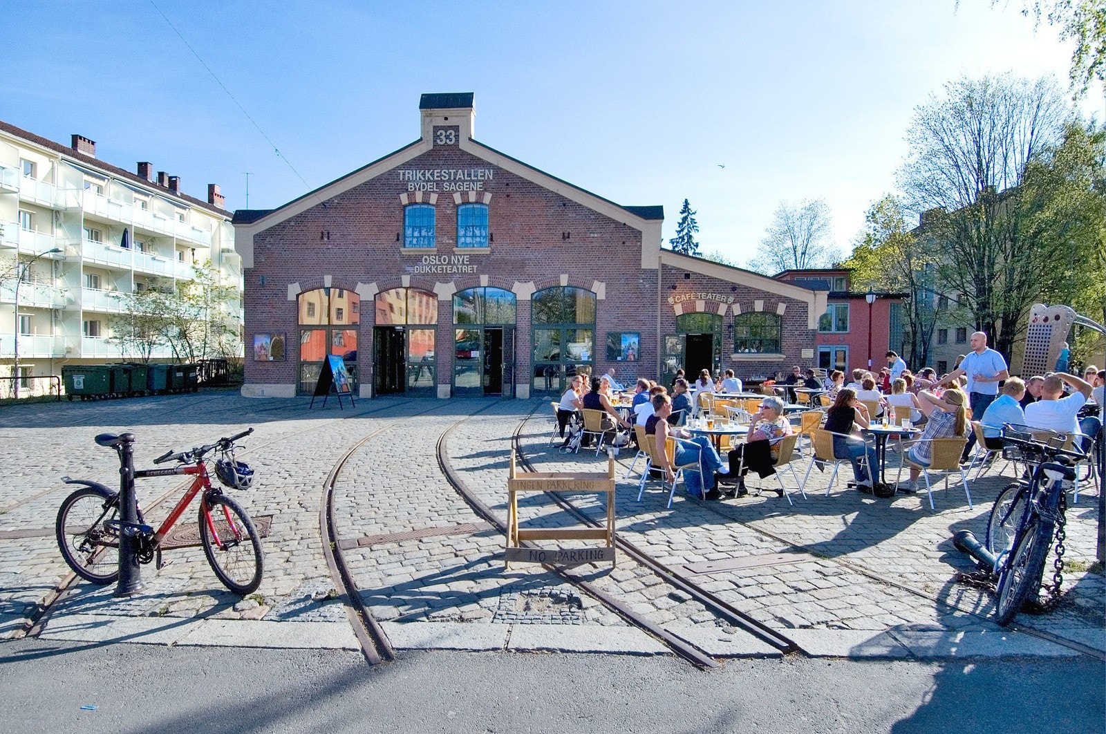 Trikkestallen kulturhus åpnet 18. februar 2003. Institusjonene Ungmedia og Oslo Nye Dukketeater holder til i Trikkestallen, i tillegg til At Tickle Toes, Norges eneste steppdansskole. Galleribilde