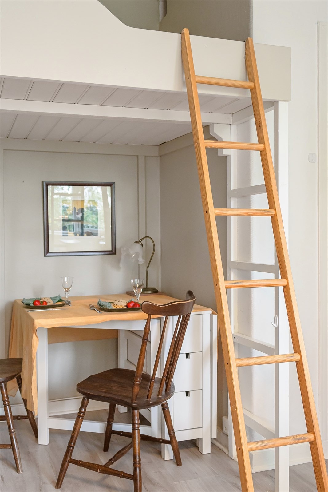 Stige på begge sider hjelper deg opp og ned fra hemsarealet. Galleribilde