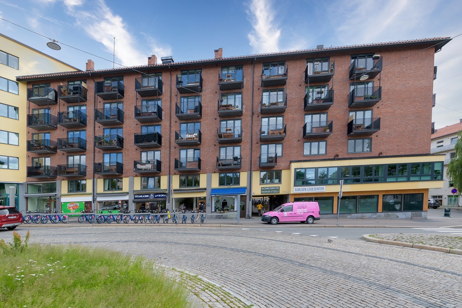 Her har du kort vei til flere av de store studiestedene, med blant annet BI, OsloMet og UiO bare en liten busstur unna. Galleribilde