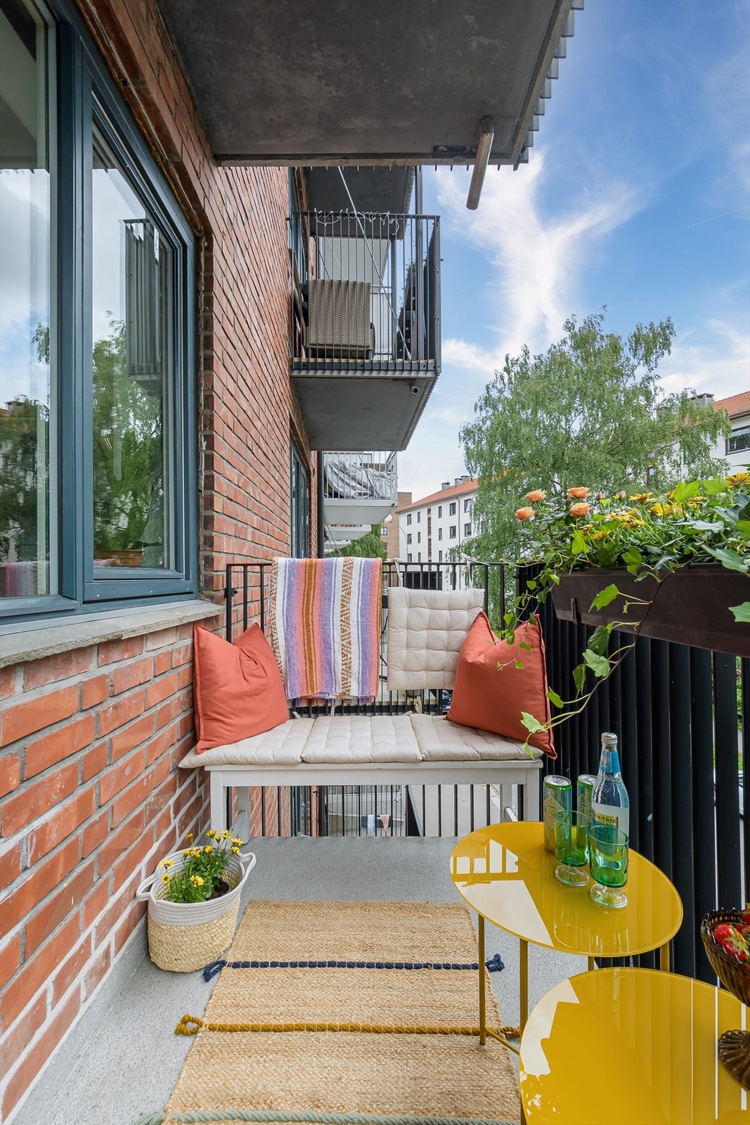 Store vindusflater som slipper inn rikelig med naturlig lys, harmoniske fargevalg og en åpen, sosial planløsning er stikkord for leiligheten. Galleribilde