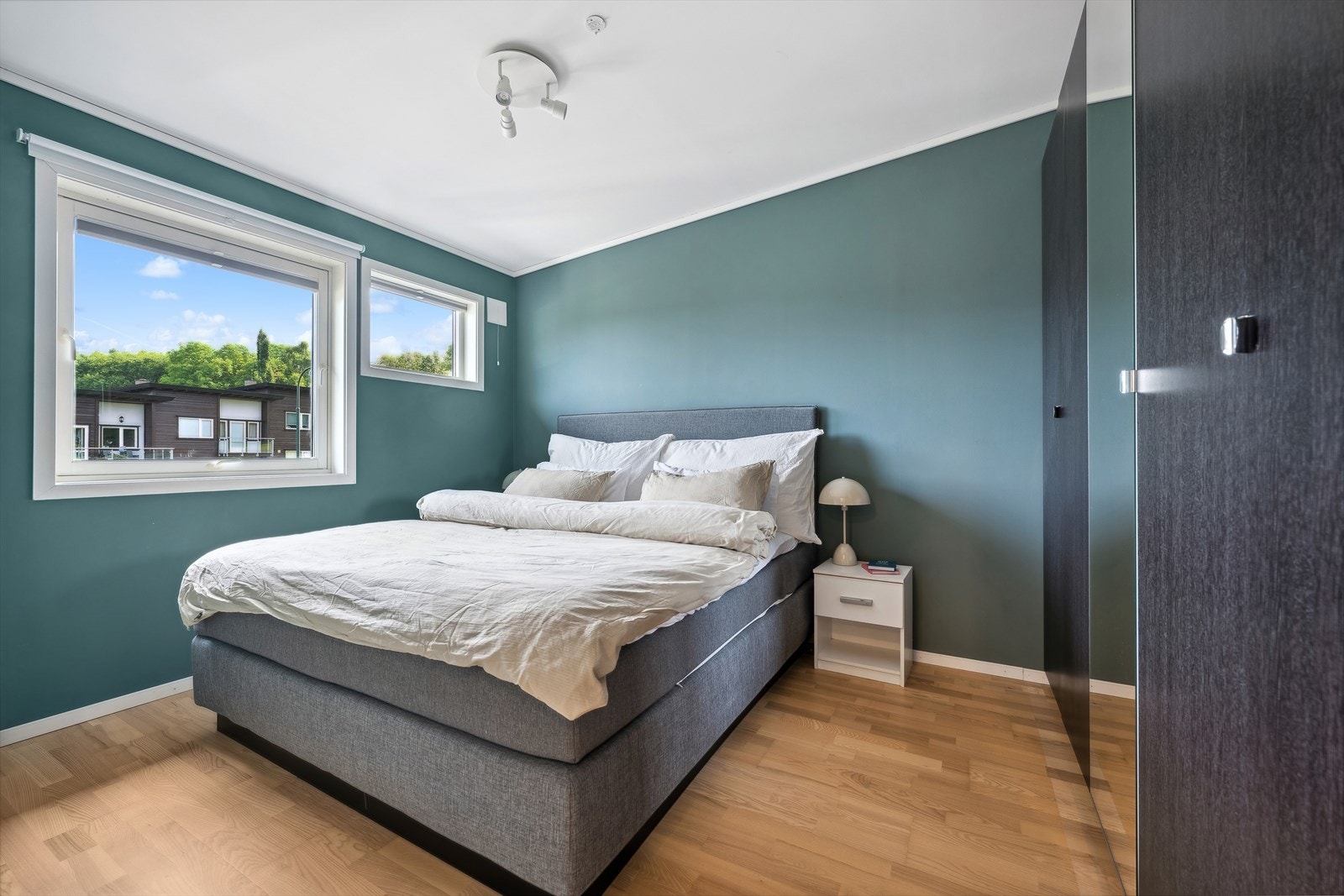 Hovedsoverommet er av god størrelse med plass til dobbeltseng og garderobeskap. Galleribilde