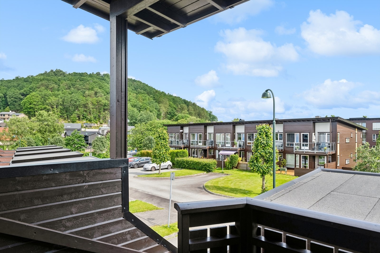 Fast parkeringsplass i et lukket anlegg med elbillader, og det er også en utvendig bod for ekstra oppbevaring. I tillegg er det rikelig med gjesteparkering like ved. Galleribilde