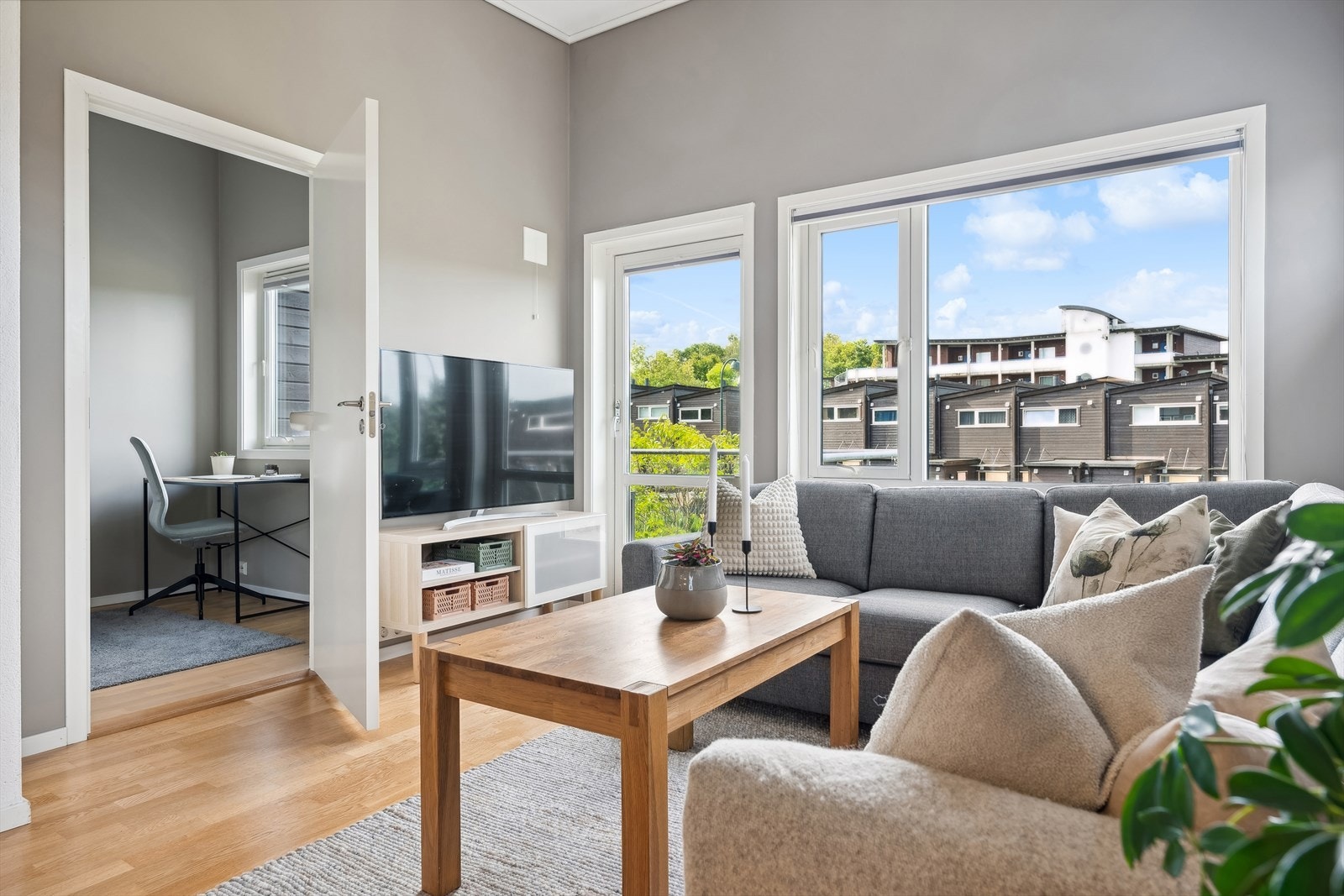 Stuen er enkel å innrede, med god plass til større sittegruppe som fører videre til en lun, koselig balkong. Galleribilde