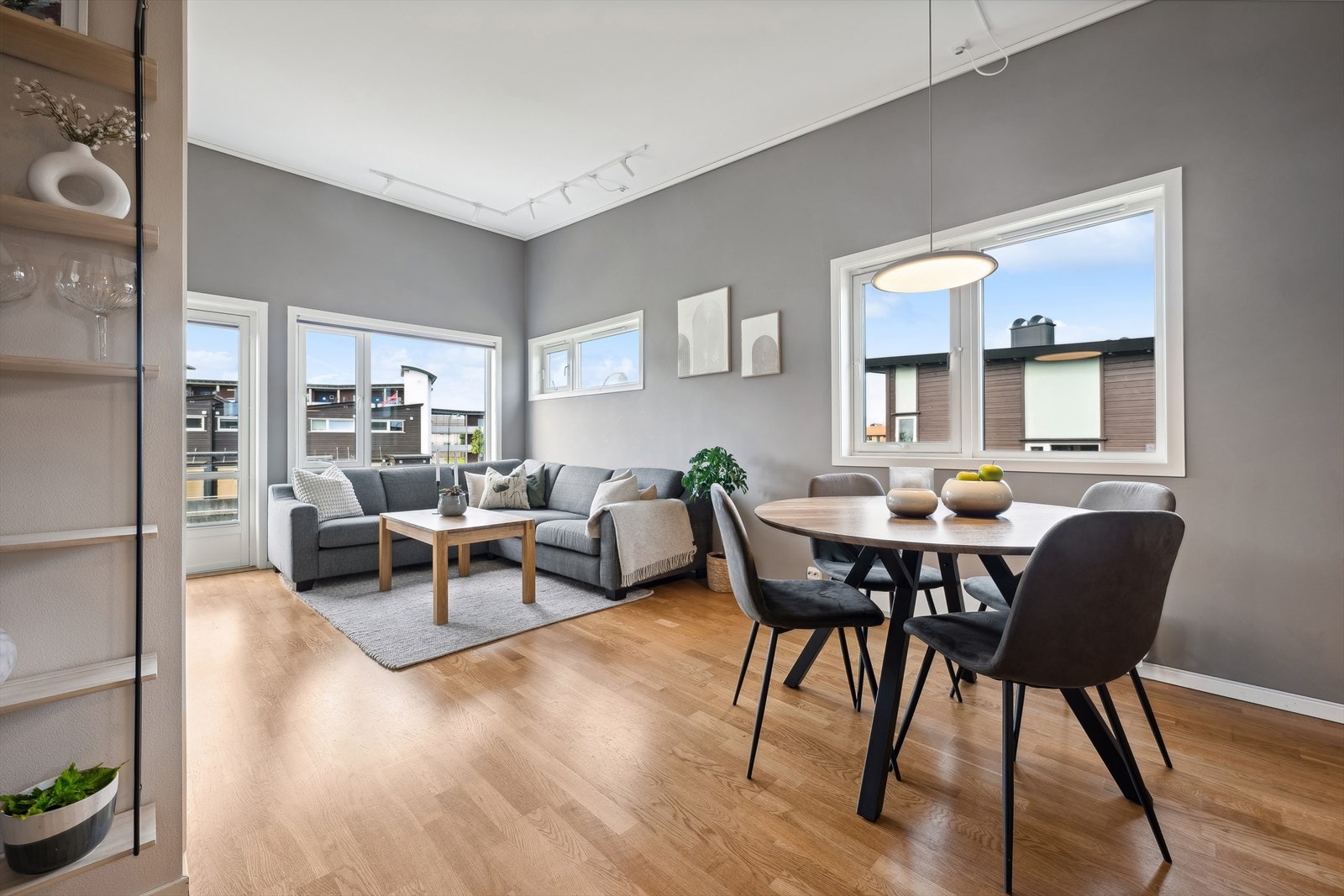 Ekstra takhøyde og store vindusflater som skaper en herlig romfølelse. Galleribilde