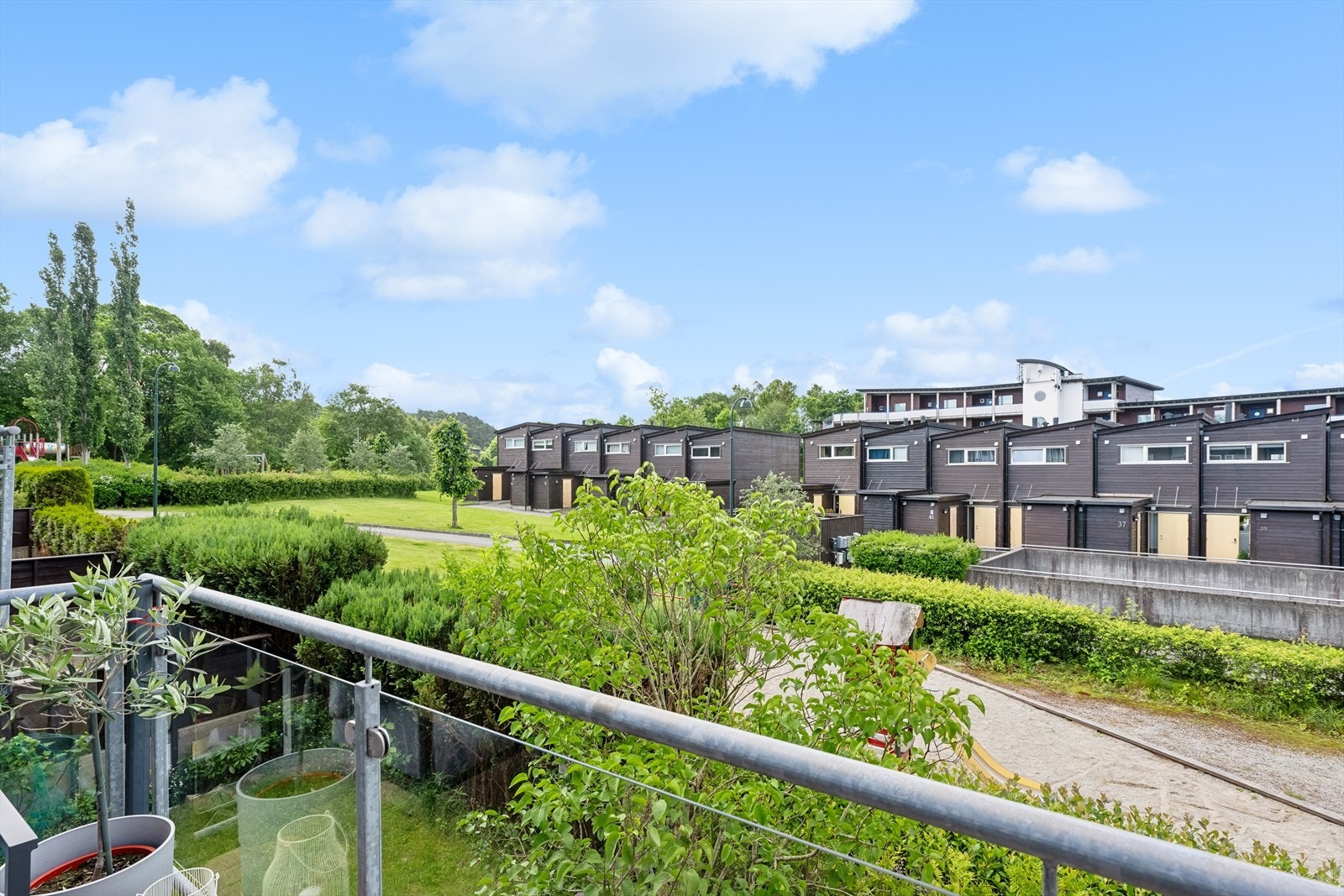 Velholdt uteområde like ved en lekeplass. Galleribilde