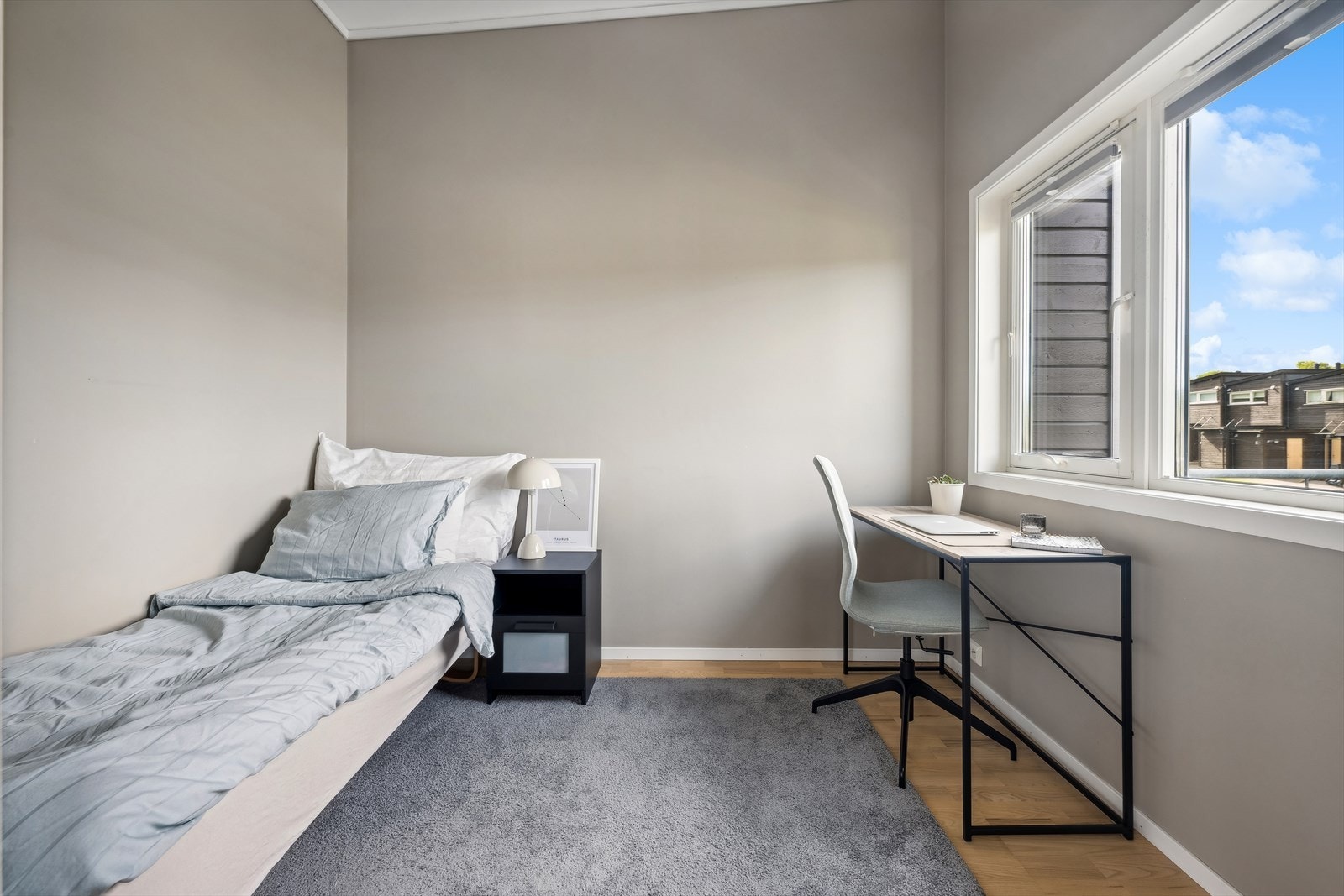 Leiligheten har to soverom, hvorav dette soverommet egner seg perfekt som barnerom, gjesterom eller hjemmekontor- løsning. Galleribilde