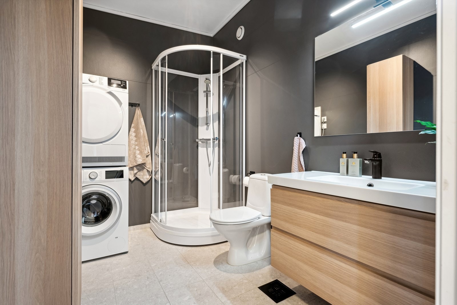 Badet er utstyrt med fliser på gulvet fra 2019 og varmekabler som sørger for jevn varme, samt moderne baderomsinnredning fra 2019. Galleribilde