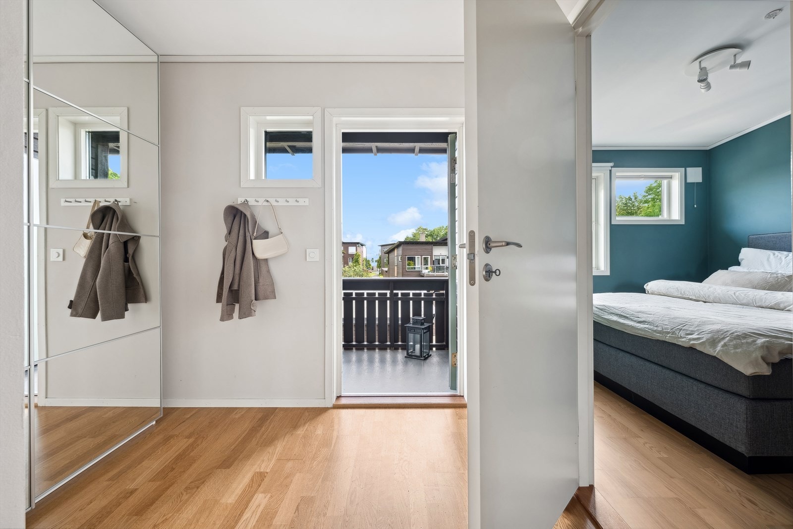 Romslig inngangsparti med plass til oppheng av yttertøy. Galleribilde