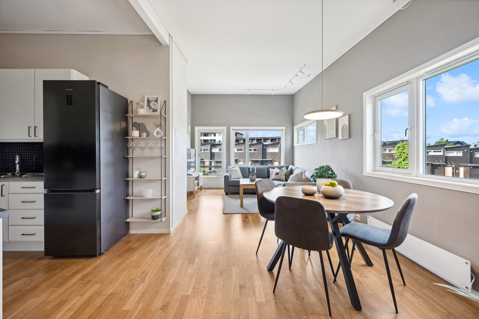 Stilren topp- endeleilighet med attraktiv beliggenhet - 2 Soverom, fast parkering m/el lader, solrik balkong! Galleribilde