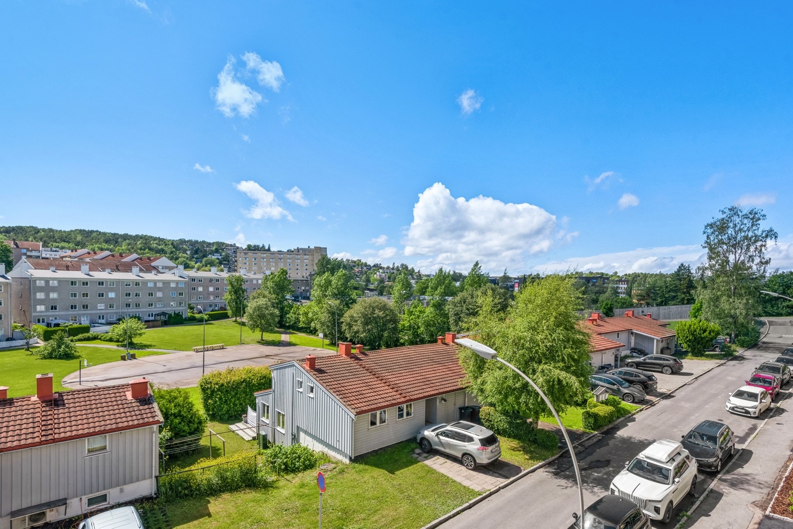 Rolig og fint boligområde i enveiskjørt gate. Galleribilde